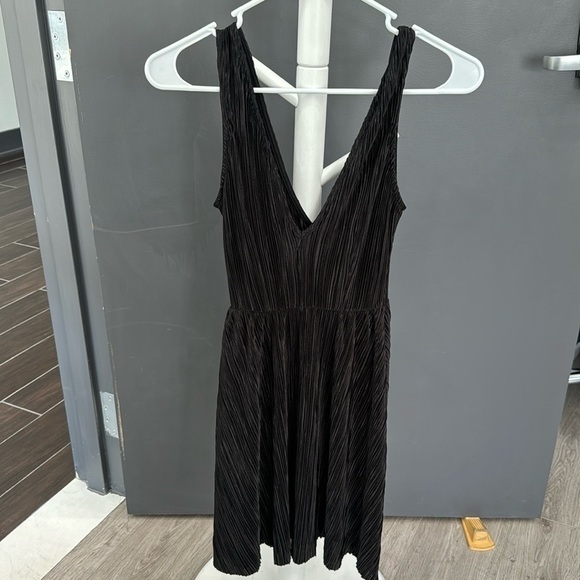 H&M Dresses & Skirts - H& M Divided Black V cut dress